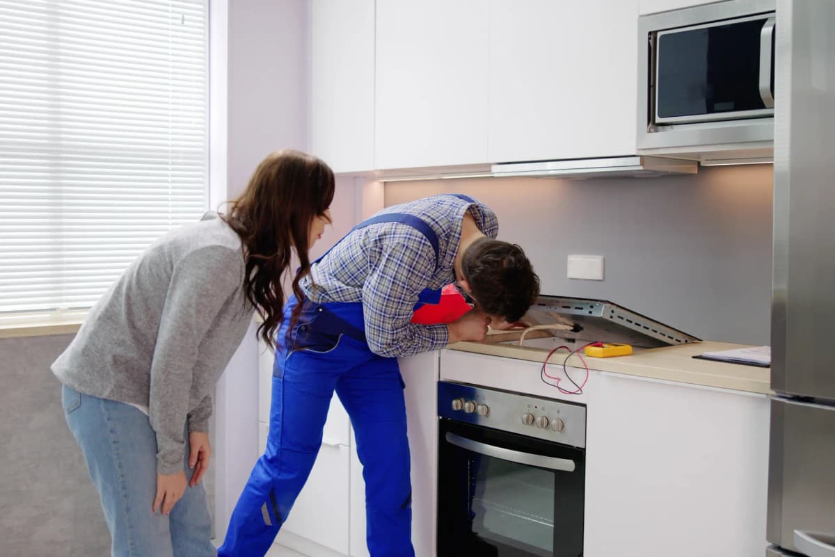 Professional cooktop repair service technician in Toronto and GTA
